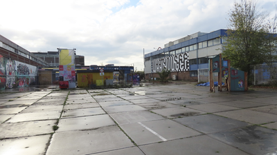 902756 Gezicht over de graffitivrijplaats op het terrein tussen het gebouw van de Stadsbrug (multifunctionele ruimte, ...